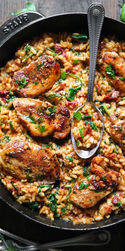 Creamy Sun-Dried Tomato and Spinach Risotto with Chicken Thighs in a cast iron pan. Risotto Recipes Chicken, Simple Spinach Salad, Spinach Risotto, Rice Risotto, Risotto Dishes, Chicken Risotto, Creamy Rice, Risotto Recipe, Risotto Recipes