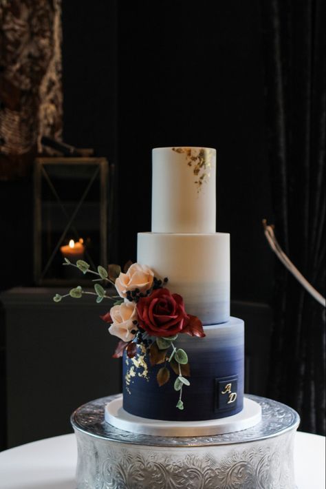 Navy Blue And Red Quinceanera Ideas, Navy Blue Cake Wedding, Navy Wedding Cake Ideas, Burgundy And Blue Wedding Cake, Navy Burgundy Wedding Cake, Rust And Navy Wedding Cake, Gold And Navy Wedding Cake, Dusty Blue And Burgundy Wedding Cake, Burgundy And Navy Wedding Cake Ideas