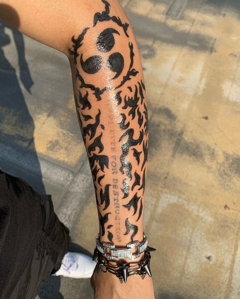 Saske Uchiha Tattoo Ideas, Sakura Hand Tattoo, Men Inner Forearm Tattoos, Sasuke Curse Mark Tattoo, Anime Tattoos For Men, Sasuke Curse Mark, Sharingan Tattoo, Curse Mark Tattoo, Tato 3d