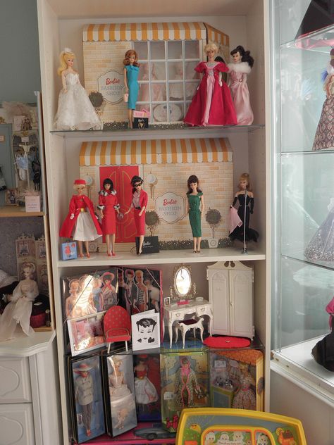 How To Display Barbie Collection, Vintage Barbie Display Ideas, Barbie Display Ideas, Barbie Interior, Vintage Doll Display, Collector Room, Vintage Barbie Display, Disney Doll Collection Display, Doll Collector Room