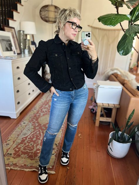 Black Jean Jacket Outfit, Black Jean Jacket Outfits, Colorful Fall Outfits, Mom Edit, Silver Shirt, Jacket Outfit Women, Demin Jacket, Black Jean Jacket, Jean Jacket Outfits