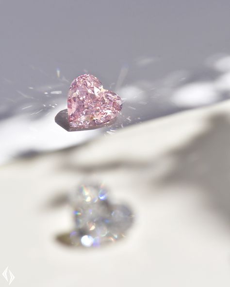 Diamond Aesthetic Gem, Swarovski Aesthetic, Crystal Aesthetics, Diamonds Aesthetic, White Flower Wallpaper, Diamond Photo, Pink Diamond Jewelry, Stone Photography, Bling Wallpaper