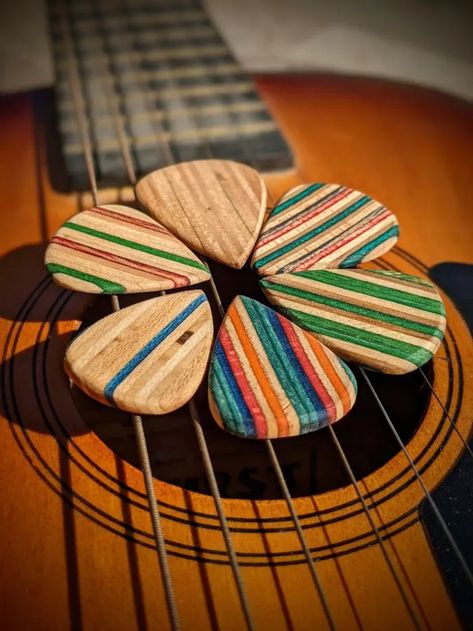 Guitar Hands, Guitar Picks Crafts, Hand Flare, Skateboard Guitar, Skateboard Furniture, Skateboard Ideas, Skateboard Decor, Skateboard Wall Art, Recycled Skateboards