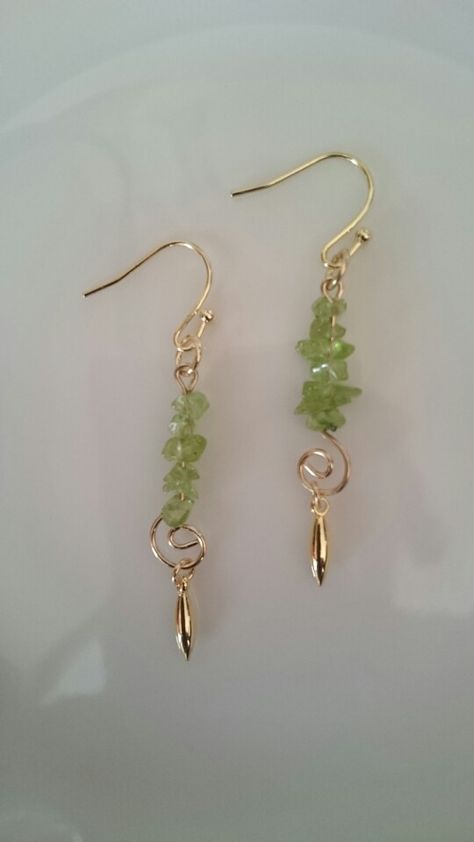 Dainty Wire Jewelry, Peridot Chip Jewelry, Beading Wire Jewelry Diy, Spiritual Earrings, Diy Hippie Earrings, Diy Wire Earrings, Beaded Earrings Diy, Wire Jewelry Tutorial, Handmade Jewelry Tutorials