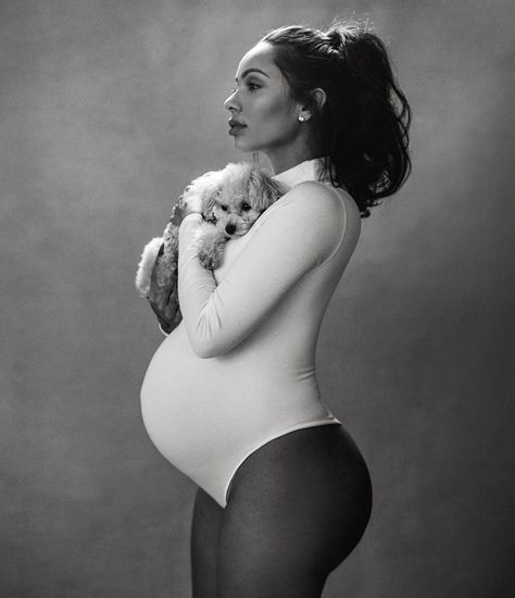 Celebrity Pregnancy Photos, Lola Melani, Celebrity Maternity, Diy Maternity Photos, Maternity Photography Poses Outdoors, Luxury Portrait, Maternity Photography Studio, Fashion Maternity, Maternity Photoshoot Poses