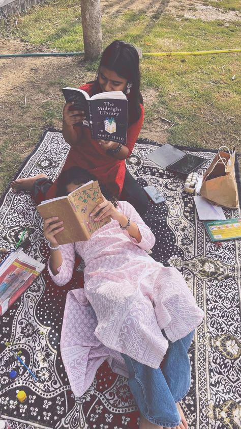 Picnic Photoshoot Ideas Friends, Ocean Books, Nandi Hills, Vintage Photography Women, Sisters Photoshoot Poses, Bff Poses, Picnic Inspiration, Guitar Photos, Sisters Photoshoot