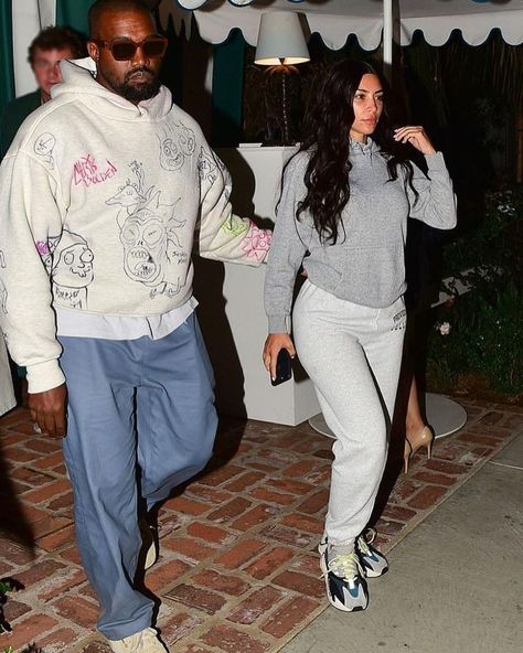 Kim Kardashian Nails, Kanye West Family, Baggy Sweats, Kanye West Outfits, New Kanye, Kim Kardashian Makeup, Kanye West And Kim, Kim Kardashian Kanye West, Kim Kardashian Outfits