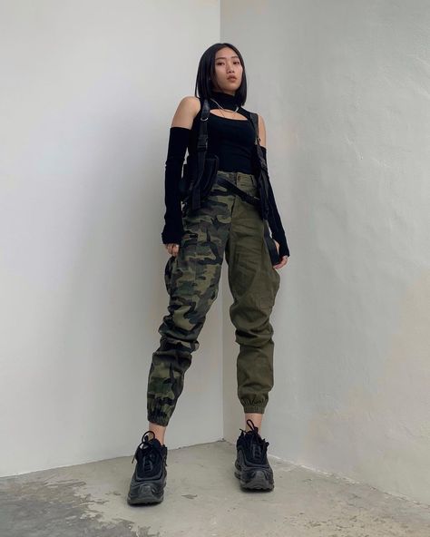 Army Green Outfit, Samurai Clothing, Spy Outfit, Techno Outfit, Edgy Girls, Reworked Clothing, Techwear Fashion, Futuristic Fashion, Military Outfit