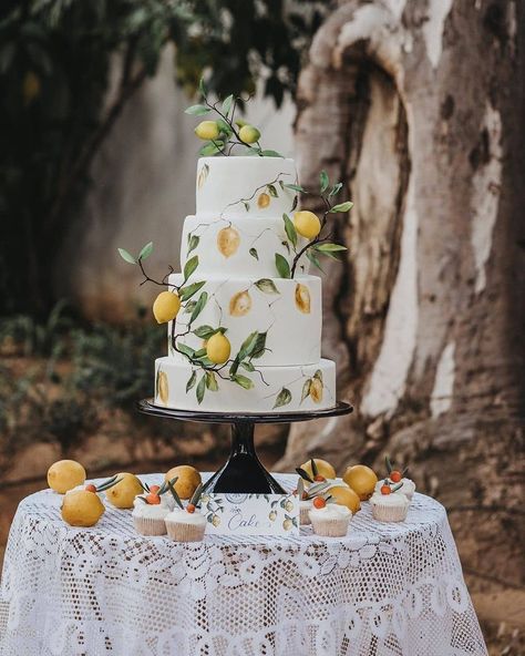 Bridebook on Instagram: “Limoncello Cake by @yuju.info! 🍋Perfect for a summer wedding. 💕☀️ ⠀⠀ Wedding Planner: @dpleis_events 📸: @serafin_castillo ⠀⠀⠀⠀⠀⠀⠀…” Lemon Wedding Cakes, Limoncello Cake, Wedding Cake Centerpieces, Wedding Cake Options, Italian Wedding Cakes, Boda Diy, Black Wedding Cakes, Fresh Flower Cake, Wedding Treats