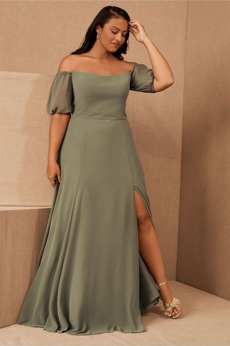 The voluminous off-the-shoulder sleeves of this Jenny Yoo bridesmaid dress adds a trendy touch to this timeless gown. Feel free to mix with floral prints and pastel shades for a romantic spring wedding. Here are more bridesmaid dress trends to know this year. // Photo: BHLDN Plus Size Maid Of Honor Dress Wedding, Formal Wedding Guest Dress Winter Plus Size, Plus Size Maid Of Honor Dress, Plus Size Spring Dresses, Guest Ideas, Dress Colors, Maid Of Honour Dresses, Gown Plus Size, Plus Size Bridesmaid