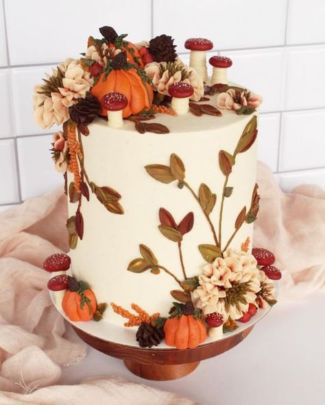 Sunflower Fondant Cake, Thanksgiving Birthday Cake Ideas, Fall Sheet Cake Decorating Ideas, Simple Fall Themed Cakes, Vintage Fall Cake, Fall Cakes Recipes, Fall Decorated Cakes, Pumpkin Themed Cake, Thanksgiving Cake Decorating