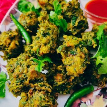 Crispy Methi Leaves Pakora | Methi Bhajiya | Fenugreek Leaves Pakoda - Living Smart And Healthy Dal Dosa Recipe, Bhajiya Recipe, Methi Recipes, Pakora Recipes, Green Garlic, Savory Crepes, Appetizer Dishes, Dosa Recipe, Fenugreek Leaves