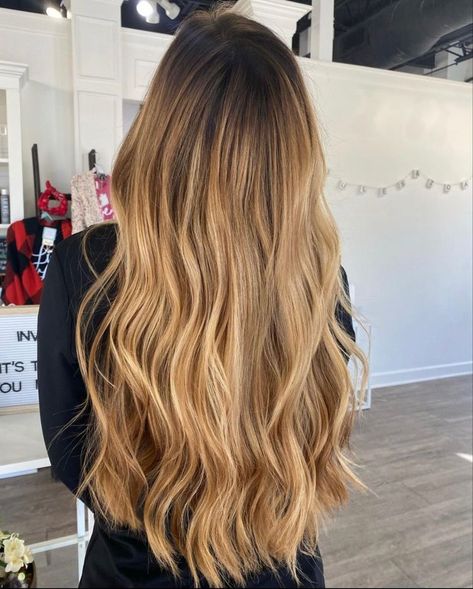 Dark To Honey Blonde Hair, Caramel Blonde Dark Roots, Dark Root Golden Blonde Balayage, Brown To Golden Blonde Ombre, Golden Hair With Dark Roots, Caramel Blonde With Dark Roots, Golden Brown Hair With Dark Roots, Dark Brown To Honey Blonde Balayage, Golden Hair Dark Roots