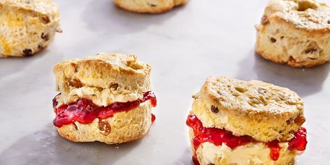 Easy Scone Recipe - How To Properly Make Scones Jam Scones, Classic Scones Recipe, British Scones, Fruit Scones, Café Design, Afternoon Tea Recipes, Lemon Drizzle Cake, Cream Scones, Drizzle Cake