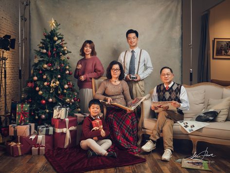 2019 Lepure studio christmas family portraits idea Christmas Family Portraits, Xmas Photos, Christmas Shoot, Christmas Family Photos, Christmas Family, Family Christmas, Family Portraits, Family Photos, Christmas