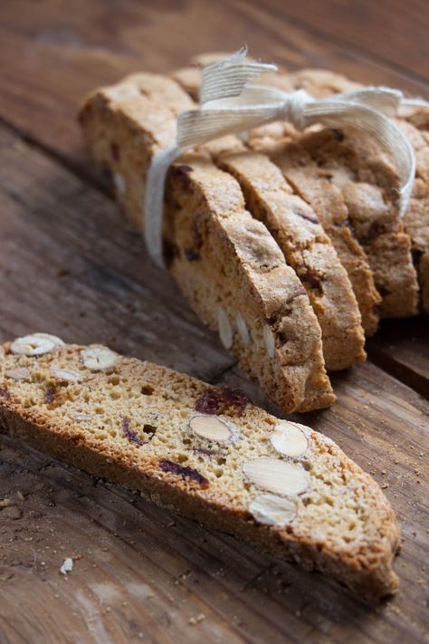 Cranberry Biscotti Recipe, Cranberry Almond Biscotti, Italian Biscotti Recipe, Christmas Biscotti, Easy Biscotti Recipe, Cranberry Biscotti, Cranberry Christmas, Tuscan Recipes, Cranberry Almond