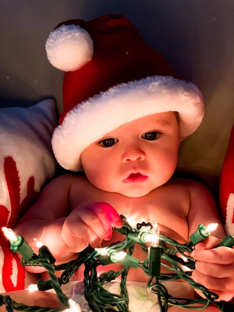 Baby Christmas Photos 4 Months, 6 Month Baby Christmas Pictures, Newborn Christmas Diy Pictures, Christmas Photos 6 Month Old, Mom Dad Baby Christmas Pictures Ideas, Christmas Pictures With Infant, Diy Infant Christmas Photos, 3 Month Christmas Pictures Boy, 2 Month Christmas Baby Pictures