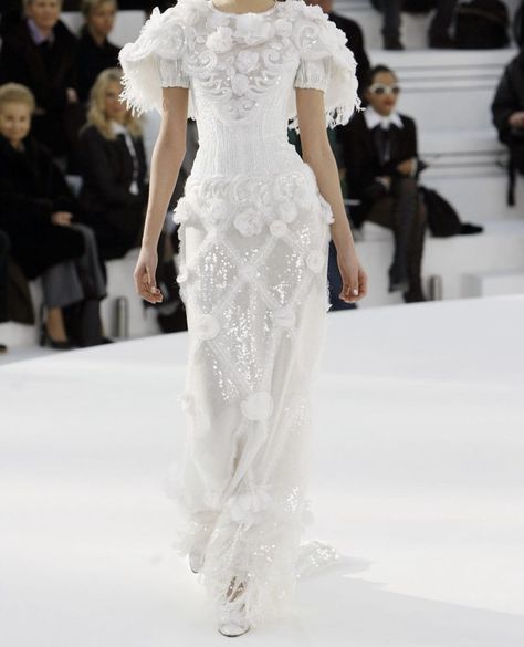 Chanel Bride, Textile Portfolio, Glenn Martens, Catwalk Dress, Karl Lagerfeld Fashion, Chanel Spring Summer, Wedding Lookbook, Koh I Noor, Chanel Couture