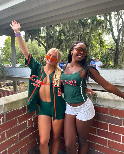 Umiami College Aesthetic, Umiami College, College Tailgate Outfit, Miami Outfit, College Gameday Outfits, College Clothes, College Tailgating, Gameday Outfits, Pool Outfits