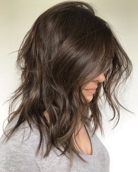 50 Medium Haircuts for Women That’ll Be Huge in 2020 - Hair Adviser Inverted Hairstyles, Medium Haircuts For Women, Messy Wavy Hair, Collarbone Length Hair, Medium Shaggy Hairstyles, Medium Haircut, Womens Haircuts Medium, Medium Haircuts, Medium Short Hair