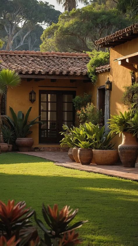 Mexican Courtyard Ideas, Small Hacienda Style Homes, Modern Hacienda Style Homes, Hacienda Style Homes Mexican, Spanish Backyard, Hacienda Style Home, Mexican Style House, Mexican Courtyard, Modern Hacienda