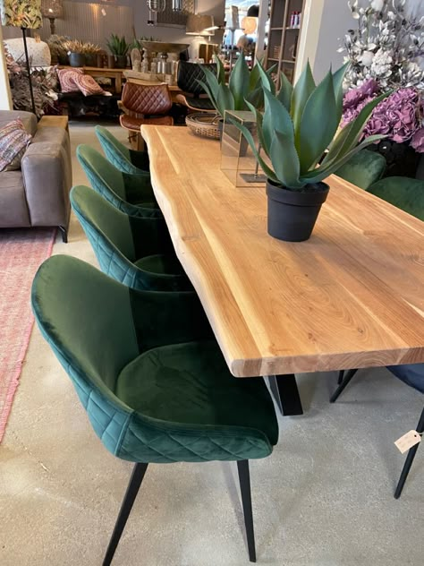 Dark Green Kitchen Table, Dining Room Green Chairs Wood Table, Smaragd Green Interior, Emerald Green Dining Room Ideas, Dining Table With Green Chairs, Dining Room Green Chairs, Green Dinning Room, Green Chairs Dining, Green And Gold Dining Room