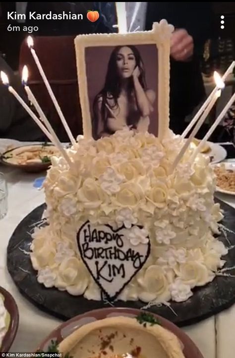 Family Birthday Dinner, Kylie Jenner Birthday Cake, Kardashian And Jenner, Younes Bendjima, Kily Jenner, Pink Party Theme, Birthday Cake Pictures, Birthday Goals, 23rd Birthday