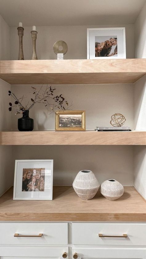 Elegant Floating Shelves, Office Shelving Decor Ideas, Deep Shelves Decor, Floating Shelves Office Decor, Shelves Decor Living Room, Built In Shelf Decor, Cubicle Shelf, Bedroom Shelf Decor, Bookcase Decorating