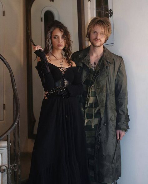 Claudia Sulewski and Finneas O’Connell as Bellatrix Lestrange and Sirius Black for Halloween 2021 Bellatrix Lestrange Costume Diy, Bellatrix Lestrange Halloween Costume, Bellatrix Lestrange Halloween, Finneas And Claudia, Sirius Black Costume, Bellatrix Lestrange Costume, Bellatrix Lestrange Aesthetic, Coraline Halloween Costume, Harry Potter Bellatrix Lestrange