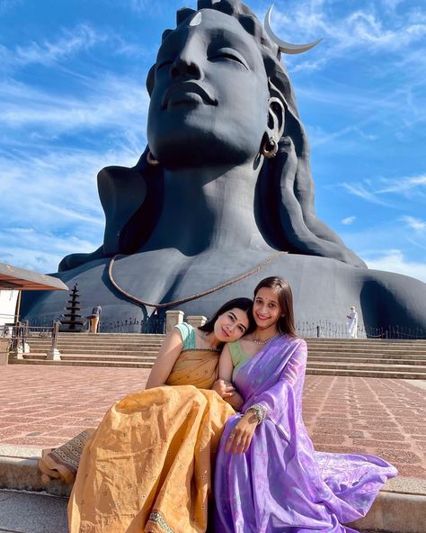 Adiyogi statue coimbatore Isha Yoga Photo Poses, Murudeshwar Temple Photography, Adiyogi Photoshoot, Trip Photo Ideas Friends, Temple Photo Ideas, Coimbatore Aesthetic, Murudeshwar Temple, Fotography Ideas, Adiyogi Statue