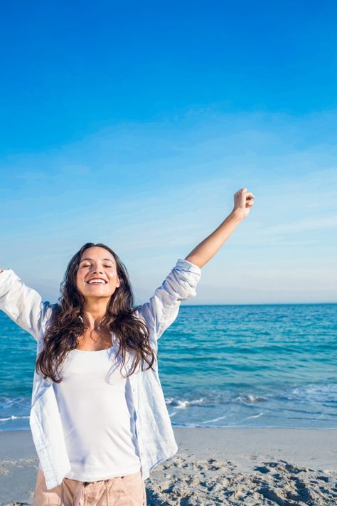 Feliz mujer sonriendo en la playa Foto P... | Premium Photo #Freepik #photo #verano #mujer #playa #mar Wish Board, Matte Painting, Dream Board, Premium Photo, Photo Inspiration, Vision Board, Lifestyle, Photography