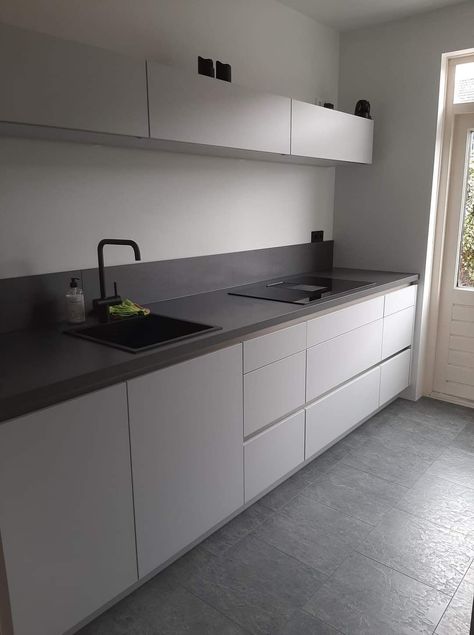 Küchen Inspiration Klein, Kitchen Grey Floor, Kitchen White Grey, Kitchen Light Grey, Kitchen No Upper Cabinets, Voxtorp Ikea, Grey Kitchen Inspiration, Small White Kitchens, Kitchen Window Design