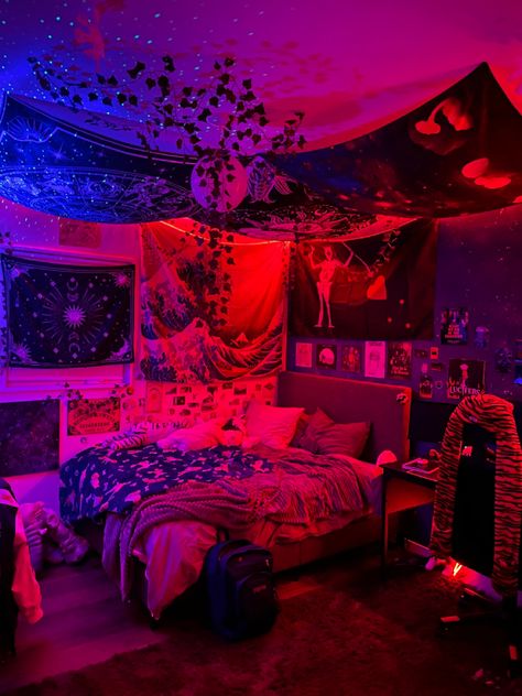 Room Covered In Tapestries, Chill Room Decor Ideas, Lazy Room Aesthetic, Room Ideas Smoker, Trap Bedroom Ideas, Trap House Room Ideas, Bedroom Ideas For Stoners, Room Inspo Trippy, Aesthetic Room Ideas For Stoners