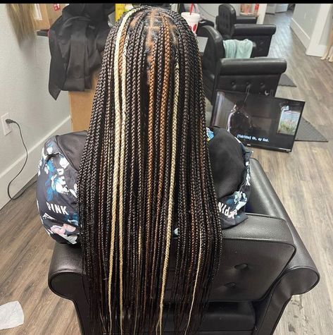 Knotless With Brown And Black, Knotless Braids Medium Color, Knotless With Blonde And Black, Black Brown And Blonde Knotless Braids With Curls, Black Brown And Blonde Knotless Braids, Peek A Boo Box Braids Brown, Knotless Color Ideas, Fall Knotless Braids Color, Box Braids Hairstyles For Black Women Color