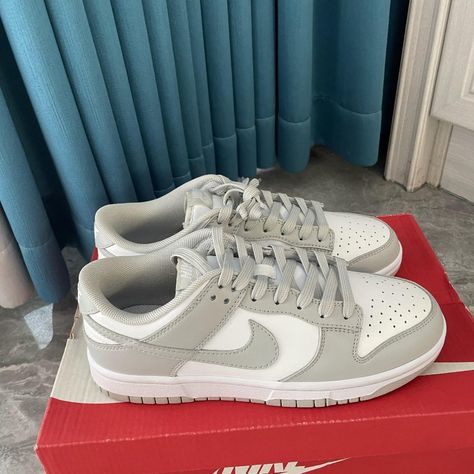 Nike Dunk Grey Low Fog White Taille Unused Shoes Can Be Purchased With Confidence Size 40eu-7 Nike Low Tops, Nike Air Force One, Baskets Nike, Casual Sneakers Women, Grey Sneakers, Retro Sneakers, Nike Fashion, Sneakers Grey, Nike Air Max 97