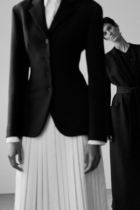 The Row Resort 2020 – Women’s Collection | TheRow.com Yoann Bourgeois, Architectural Fashion, Resort 2020, Fashion Photography Inspiration, Mode Inspo, 가을 패션, Fashion Photoshoot, Photography Inspo, Fashion Shoot