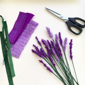 Lavender Flowers Diy, Diy Easy Paper Crafts, Paper Crafts Tutorial, Paper Wedding Flowers, Diy Crafts Pencil Case, Lavender Paper Flowers, Paper Wedding Anniversary Gift, Unique Wedding Anniversary Gifts, Paper Lavender