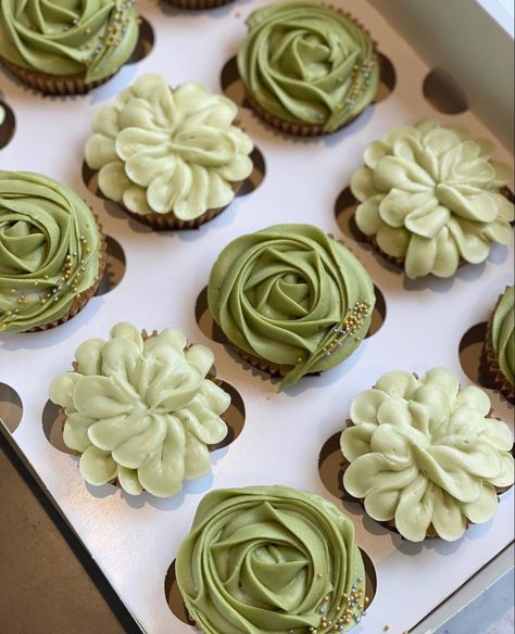 Muffins Decoration, Cupcake Arrangements, Green Cupcakes, Bridal Shower Cupcakes, Fancy Cupcakes, Cupcakes For Boys, Homemade Hamburger, Dessert Recipies, Cupcake Cake Designs