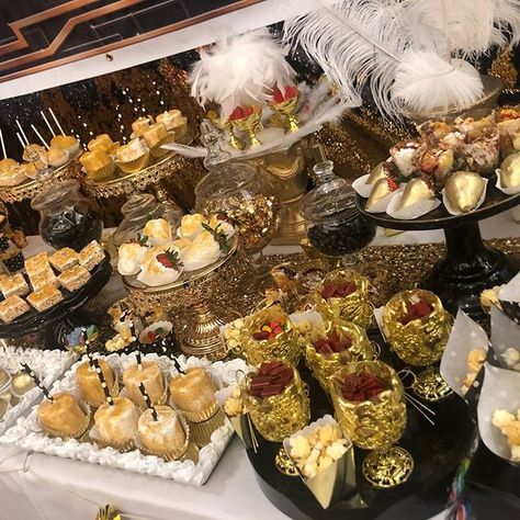 Great Gatsby sweet table Sweet 16 Great Gatsby Theme, The Great Gatsby Quinceanera Theme, 1920s Food Appetizers Gatsby Party, Roaring 20s Food Ideas, 1920 Party Food, Great Gatsby Dessert Table, Great Gatsby Food, Great Gatsby Party Food, The Great Gatsby Party Theme