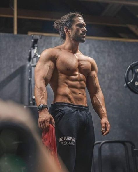 Gym Photoshoot Male, Aesthetic Body Men, Building Workout Plan, Longish Hair, Mens Fitness Photoshoot, Muscle Building Workout Plan, Muscle Guy, Physique Goals, Fitness Modeling