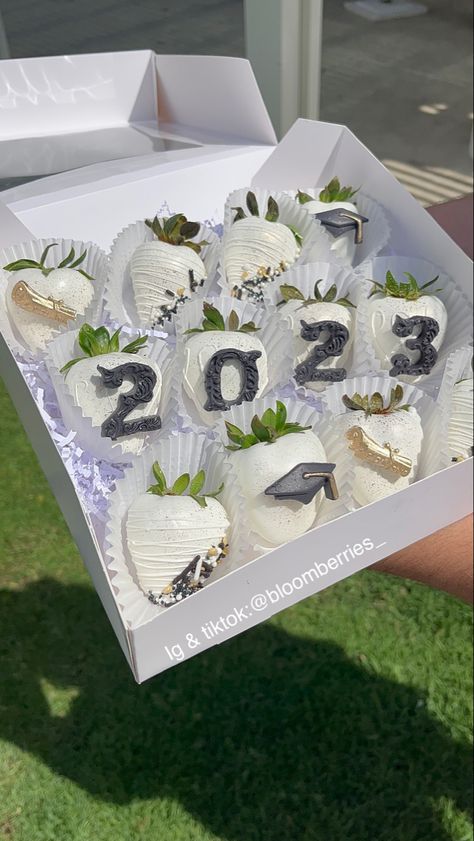 Graduation Strawberries Chocolate, Grad Strawberries, Graduation Strawberry Ideas, Graduation Chocolate Covered Strawberry, Graduation Strawberries, Graduation Dessert Ideas, Graduation Sweets, Sweets Business, Prom Party Decorations