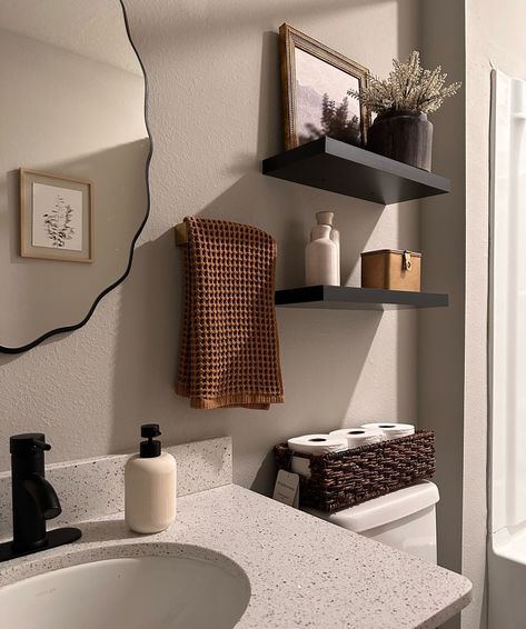 Studio Apartment Ideas Tiny Minimalist, Sophisticated Small Bathroom, Apartment Bathroom Sink Decor Ideas, Apartment Bathroom Towel Rack Ideas, Bathrooms Color Ideas, Small Master Vanity, Bathroom Counter Top Decor Ideas, Potpourri Decoration Bathroom, Brown Cabinet Bathroom Decor