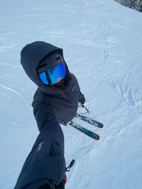 Ski Goggles Outfit, Ski Poses Photo Ideas, Skier Outfit, Skiing Fits, Skiing Aesthetic Outfits, Outfit Ski, Mode Au Ski, Ski Fits, Ski Fit