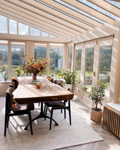 Vintage Garden Ideas, Conservatory Interiors, Sunroom Dining Room, Dining Room Conservatory, Irish Home Decor, Sunroom Dining, Conservatory Decor, Small Sunroom, Screened Porch Designs