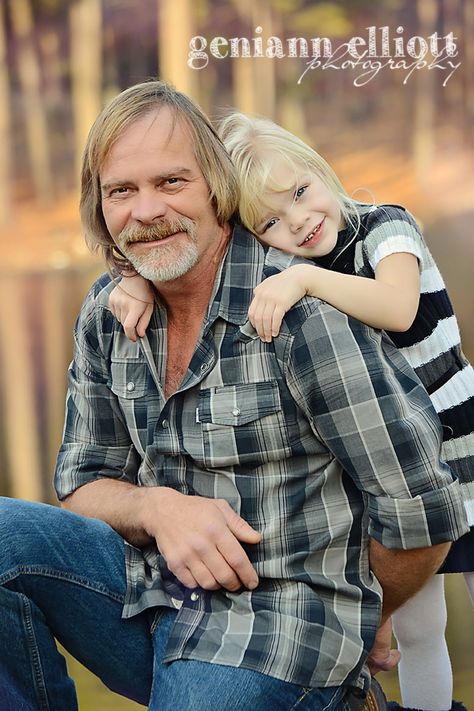 Grandfather And Granddaughter, Grandparents Photography, Grandkids Pictures, Father Son Photos, Generations Photography, Large Family Poses, Grandparent Photo, Sweet Picture, Shooting Studio