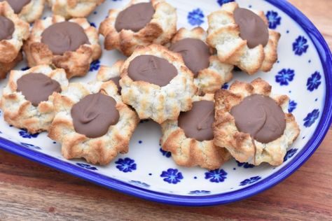 Små fine lækre nougat medaljoner - perfekte at servere til mange festlige anledninger. Få en god opskrift på nem kransekage konfekt med blød nougat her Air Fryer, Muffins, Dessert, Snacks, Cake