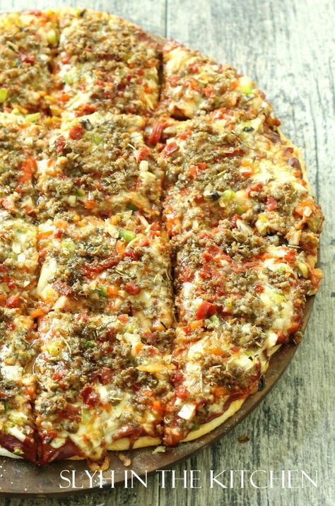 I cannot wait to make this!! Pizza King-inspired pizza Pizza King, Pizza Calzone, Calzone Pizza, Pizza Recipes Homemade, Crust Pizza, Pizza Pie, Best Pizza, Pizza Bake, Pizza Stone