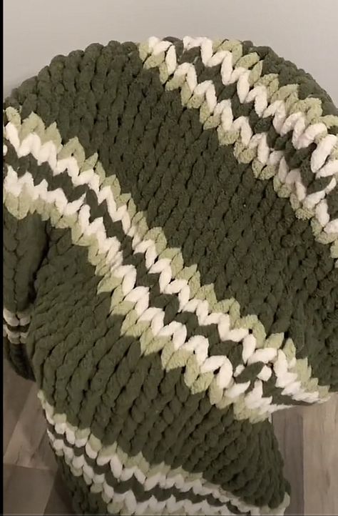 2 Color Chunky Knit Blanket, Chunky Knit Blanket Green, Green Chunky Blanket, Finger Knitted Blanket, Chunky Knit Blanket Color Schemes, Chunky Blanket Ideas, Hand Knit Blanket Pattern, Green Chunky Knit Blanket, Chunky Knit Christmas