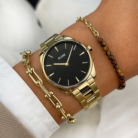 Embellissez votre poignet grâce à cette superbe montre femme Cluse ronde ! Le modèle Féroce noir et doré est le summum de l'élégance fémininine. Gold Wrist Watch, Wrist Watches For Women, Timepiece Design, Watches Women, Classy Jewelry, Jewelry Lookbook, Watches For Women, Color Dorado, Black Stainless Steel