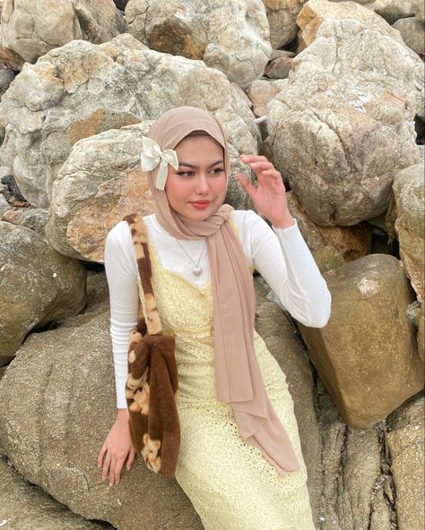 Picnic Dress Hijab, Hijab Night Outfit, Summer Outfits Hijab Beach, Coquette Hijab Outfit, Pink Outfits Aesthetic Hijab, Pink Hijab Aesthetic, Dress Vintage Hijab, Bali Outfit Ideas Hijab, Vintage Hijab Outfit